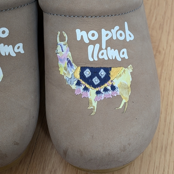 Dansko Twin Pro Beige Tan "No Prob Llama" Print Mules Clogs Shoes Size 40 US 10 - Picture 4 of 16